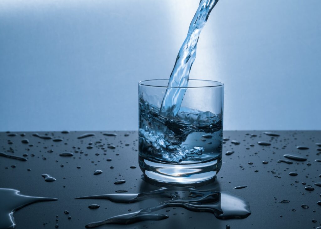 6 problemas de beber poca agua tener